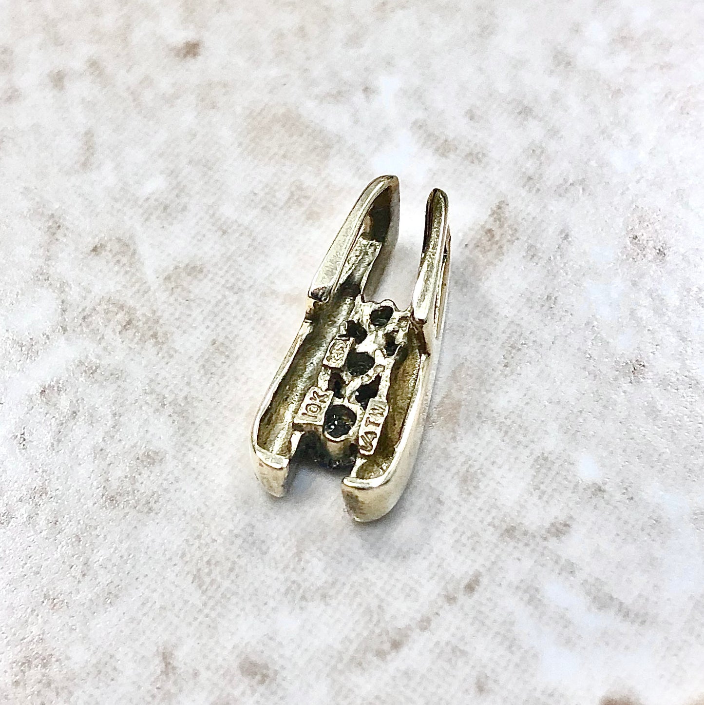 Colgante de tres diamantes en oro amarillo de 10 quilates