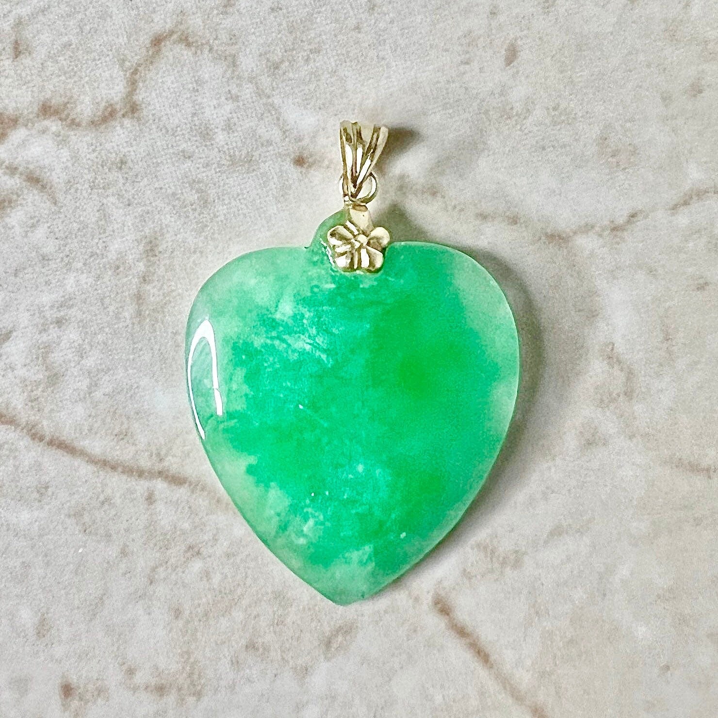 Vintage Green Jadeite Jade 14 Karat Yellow Gold Heart Pendant