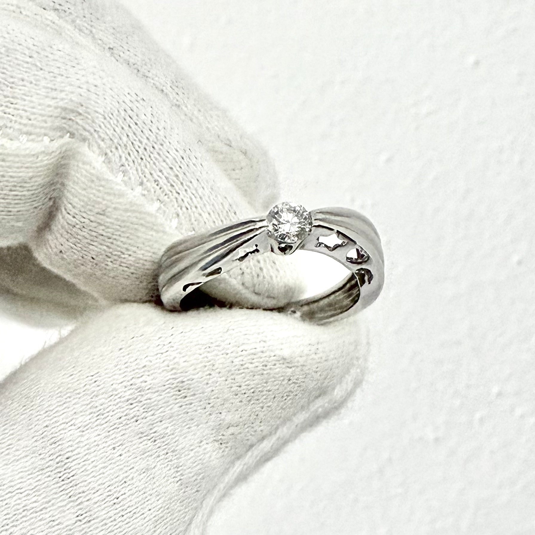 Vintage 18 Karat White Gold 0.15 Carat Natural Diamond Solitaire Ring - WeilJewelry