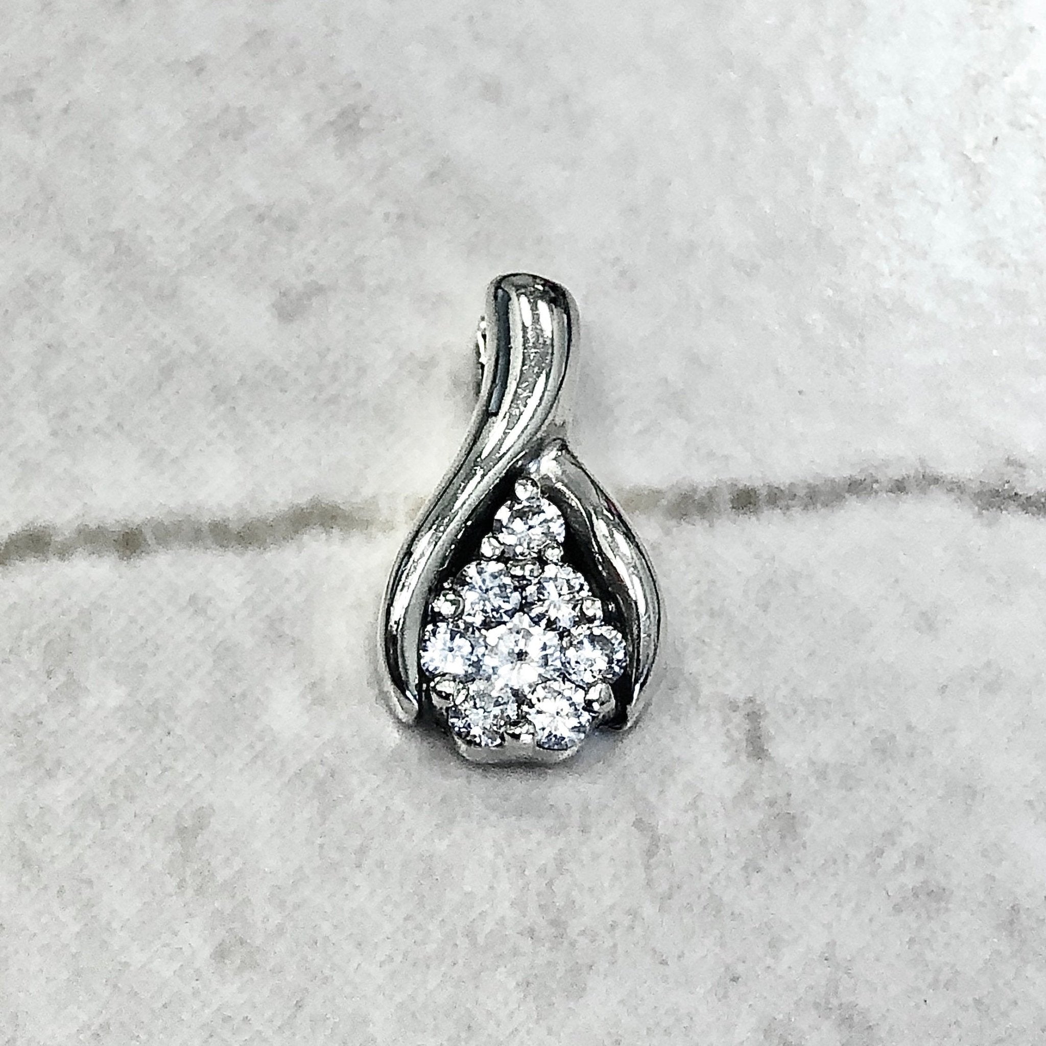 Platinum Scallop Basket Diamond Pendant (0.25 CTW - H-I / SI1-SI2)