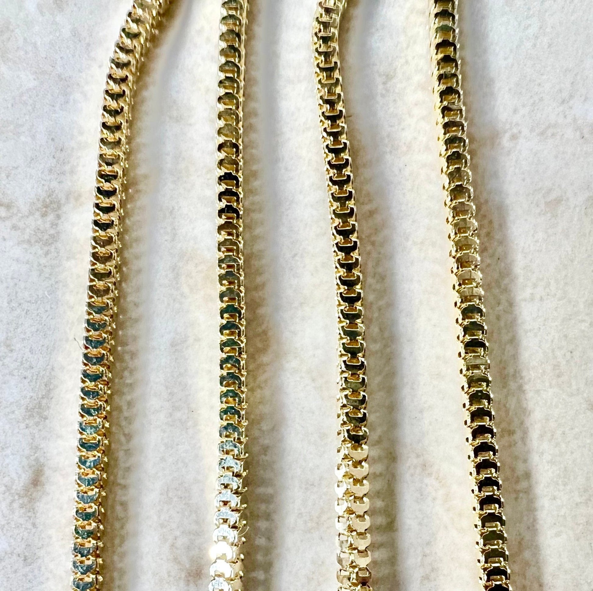 Vintage Italian 18 Karat Yellow Gold 17.75 Inches Box Chain Necklace