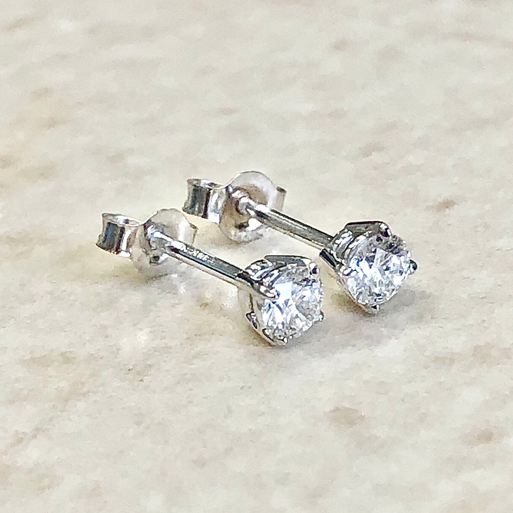 White Gold Stud Round Bezel Diamond Earrings (Diamond Bezel Set Earring  Stud (14k) D-0.10)