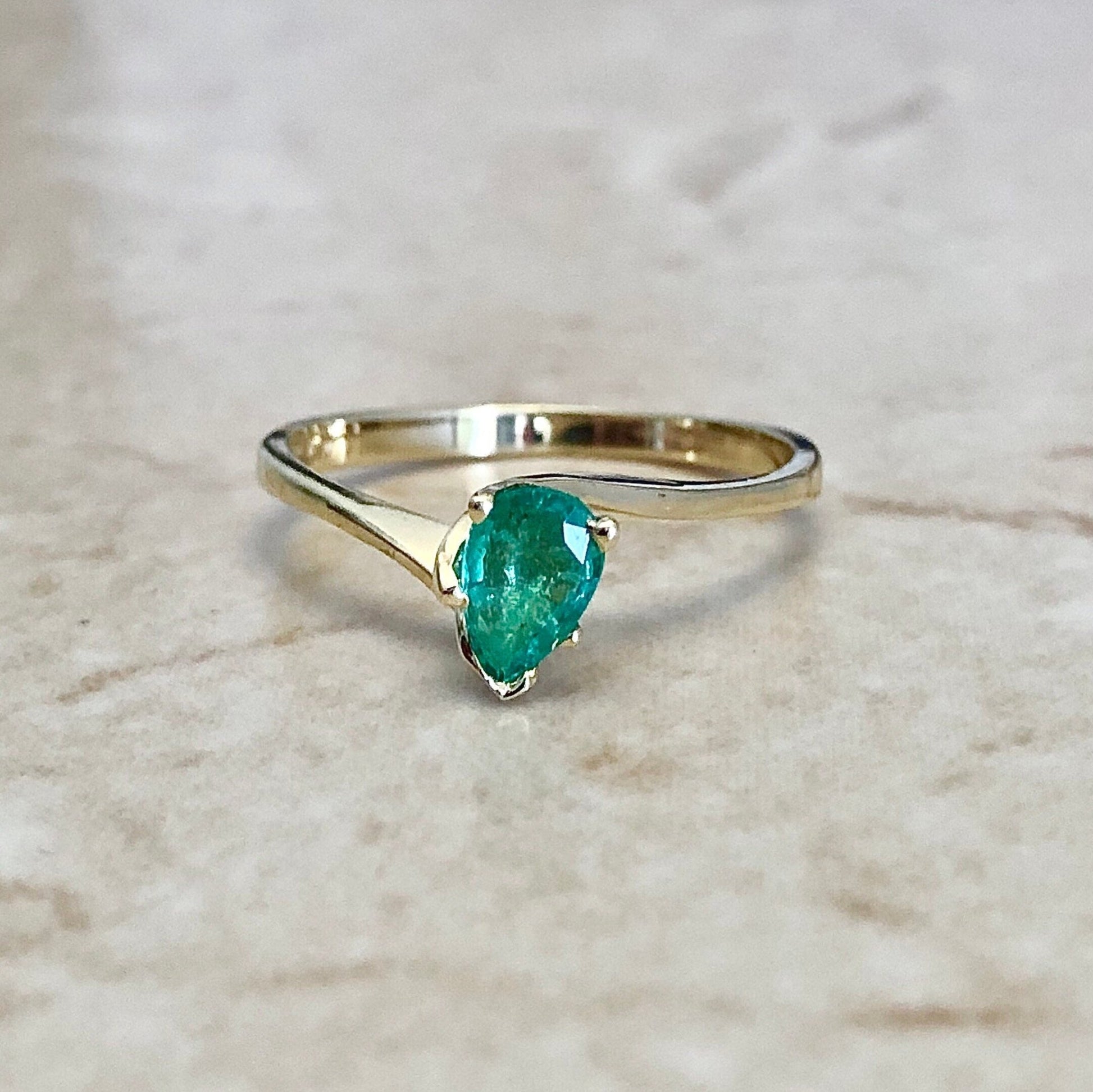Vintage 14 Karat Yellow Gold Natural Emerald Solitaire Ring - Emerald Cocktail Ring - Engagement Ring - Size 6 US - May Birthstone