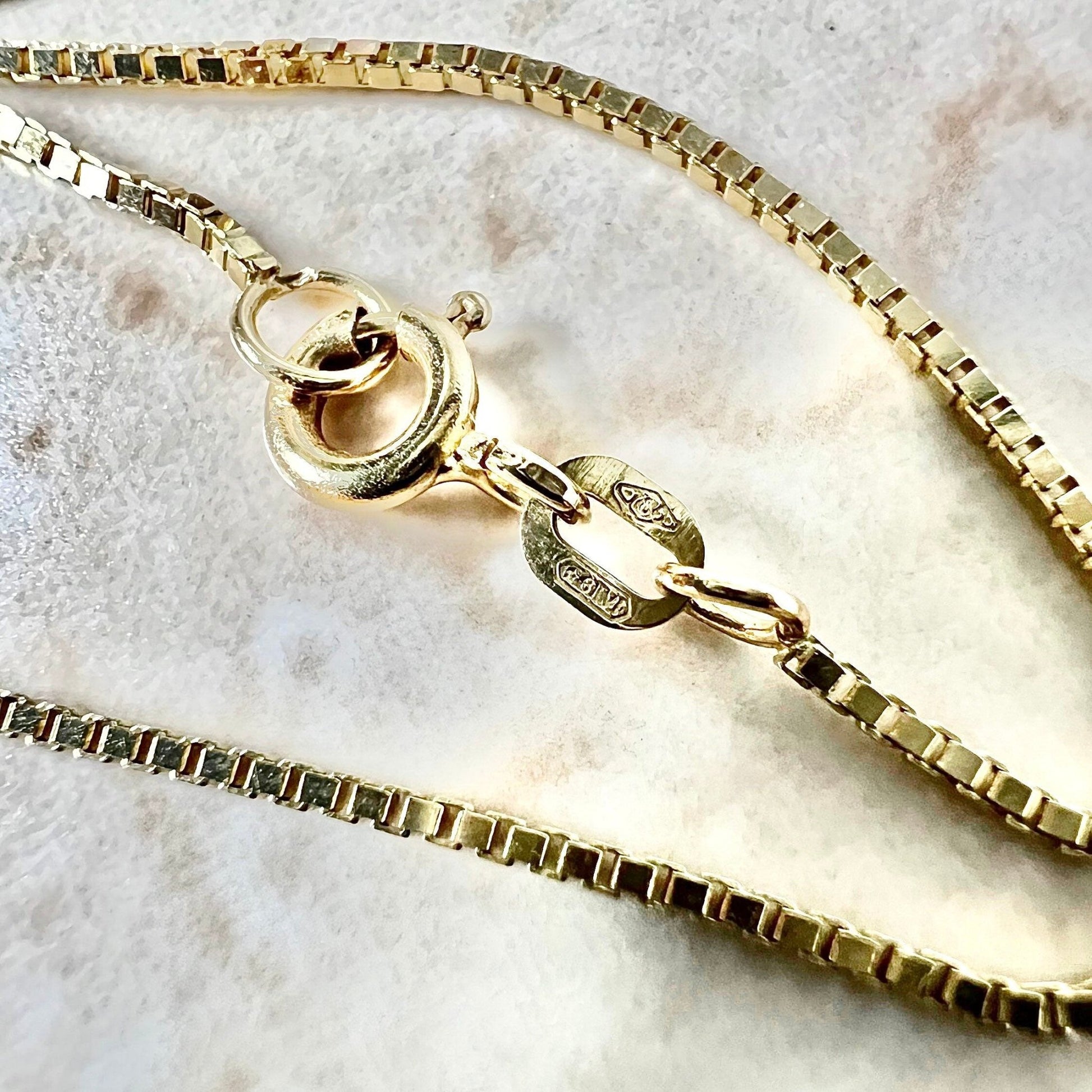 Vintage Italian 18 Karat Yellow Gold 17.75 Inches Box Chain Necklace
